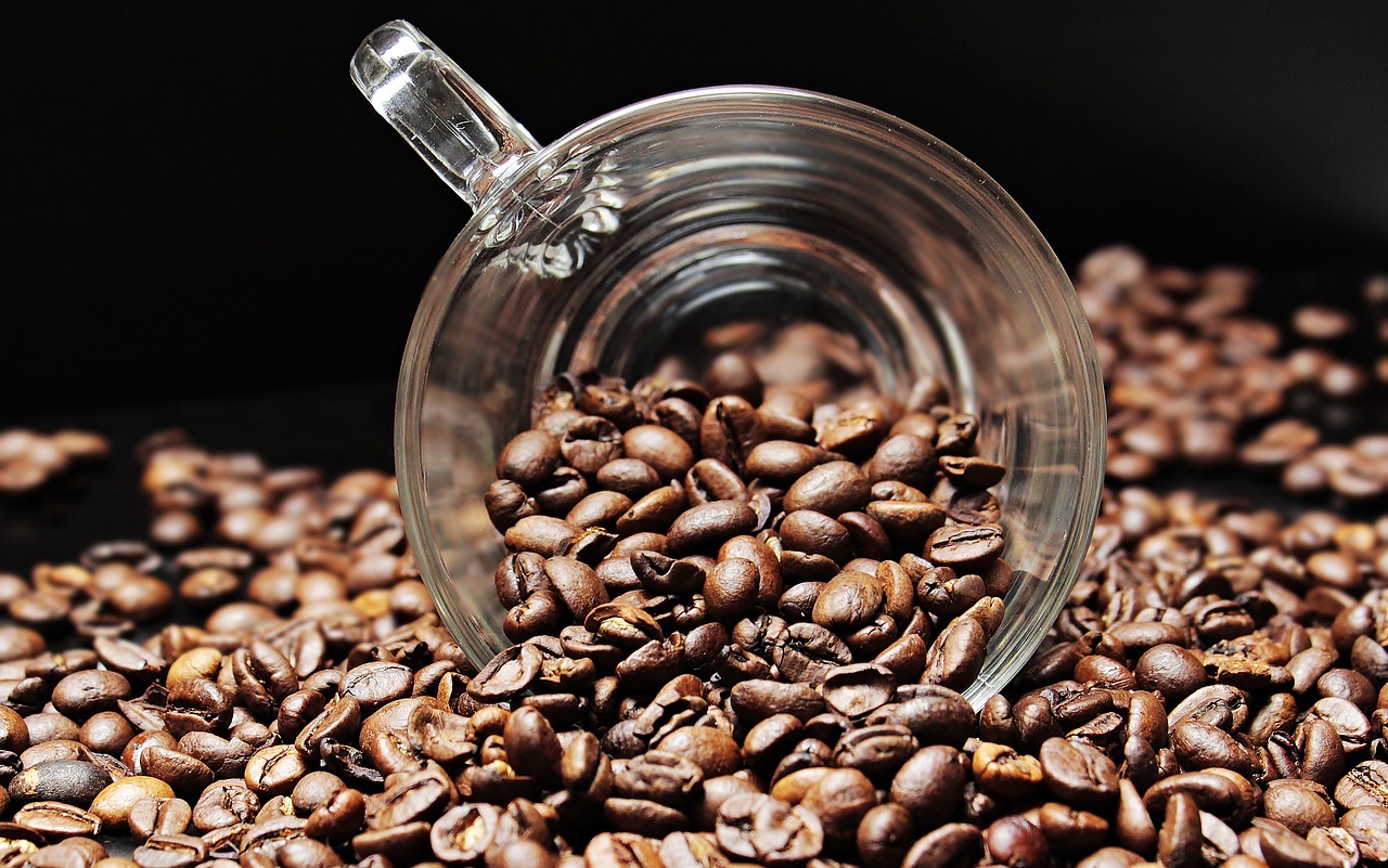 Jakie kawy warto wypróbować przy najbliższej wizycie w kawiarni?
